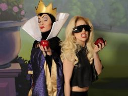 La reina Malvada y Lady Gaga tuvieron un breve encuentro en Disneylandia. AP  /