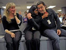 Los fotógrafos de The Washington Post Carol Guzy, Nikki Kahn, and Ricky Carioti celebran tras ganar un premio Pultizer. AP  /