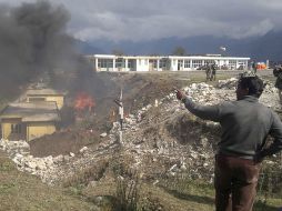 Un hombre cerca del sitio del accidente en el distrito de Tawang del nororiental estado indio de Arunanchal Pradesh. REUTERS  /
