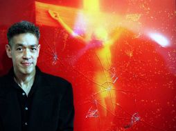 La imagen muestra un crucifijo sumergido en un bote de orina. AFP  /