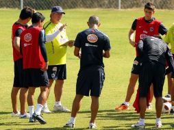Manuel Vicetich, da instrucciones a los jugadores de Monterrey en una práctica. MEXSPORT  /