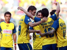 Los jugadores del América festejando la victoria del torneo mexicano Clausura 2011. MEXSPORT  /
