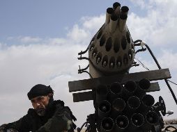 Un rebelde libio descansa ante un lanzamisiles cerca de Ajdabiya. EFE  /