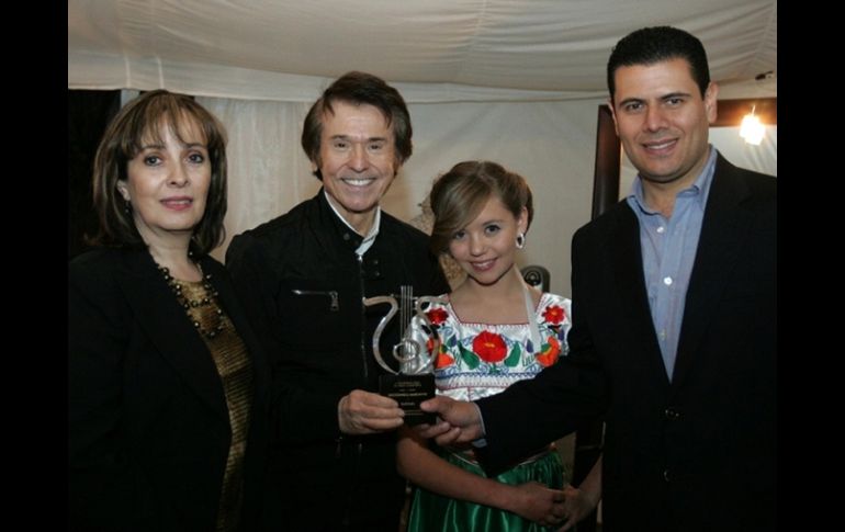 El gobernador de Zacatecas, Miguel Alonso Reyes, entrega el reconocimiento al cantante español. NTX  /