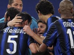 El centrocampista serbio del Inter de Milán Dejan Stankovic (i) es felicitado por sus compañeros tras marcar gol ante la Roma. EFE  /