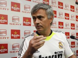 José Mourinho espera durante la conferencia de prensa en Valencia. REUTERS  /