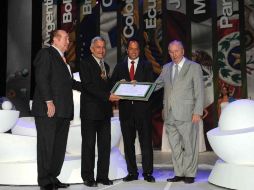 Nicolás Leoz, presidente de la Conmebol (izq.) durante el sorteo de la Copa América 2011. MEXSPORT  /
