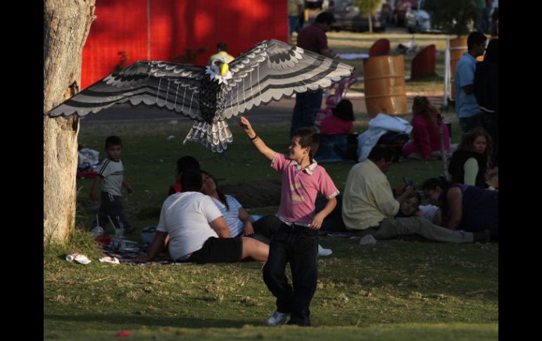 El Parque Metropolitano ofrece atractivos para visitantes de todas las edades. En la foto, un pequeño intenta volar una cometa. S.NÚÑEZ  /