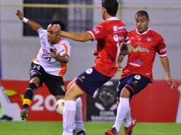 Francisco Torrez (i) de Jaguares, remata ante la marca de Ignacio Brown de Wilstermann. EFE  /