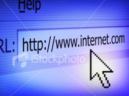 Los analistas dijeron que los operadores móviles temen la amenaza de Google, Skype o Facebook. ESPECIAL  /