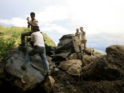 Un grupo personas trabaja en la limpieza de un derrumbe en la vía Bogotá-Útica, Colombia. EFE  /
