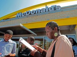 Un grupo de estadounidenses llena solicitudes de empleo para poder formar parte del restaurante de comida rápida. AP  /