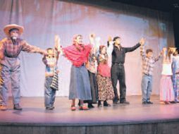 Durante la obra un grupo de niños se encarga de hacer participar al público.  /