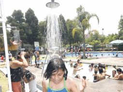 Capitalinos disfrutan de las playas artificiales en varias delegaciones para combatir las altas temperaturas. EL UNIVERSAL  /