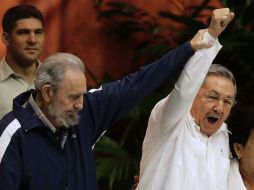 El ex mandatario cubano, Fidel Castro, entrega el mando del partido a su hermano y actual presidente, Raúl Castro. REUTERS  /