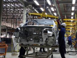 Los ingresos del grupo en el primer trimestre subieron a quince mil 410 millones de euros. AFP  /