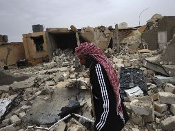 Un libio camina entre las ruinas de una casa destruida por las fuerzas de Gadhafi. EFE  /