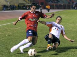 Acción del partido entre Wilstermann y Jaguares que a pesar de la derrota dio la calificación al cuadro mexicano. REUTERS  /
