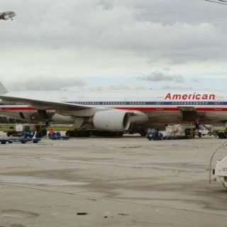 Firma matriz de American Airlines reduce pérdida trimestral