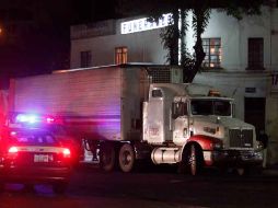 La noche del martes llegó a las instalaciones del Semefo capitalino el tráiler frigorífico que transportó los 50 cuerpos. NTX  /