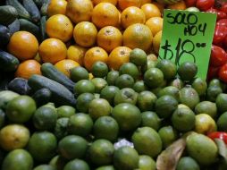 Banxico detalló que en los productos agrícolas, el limón bajó 18.27 por ciento. ARCHIVO  /