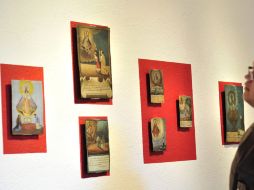 Un hombre observa obras de la pintora mexicana. EFE  /