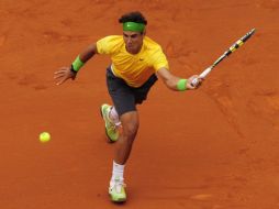 El español Rafael Nadal se enfrenta a su compatriota Daniel Gimeno-Traver, durante el Conde Godó. AP  /