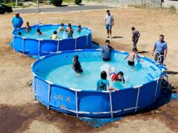Cinco albercas fueron instaladas en un predio común de la avenida de Las Mercedes, en el fraccionamiento Santa Fe. E. PACHECO  /