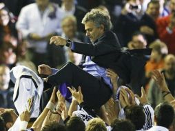 Los jugadores del Real Madrid elevan a su apreciado estratega, José Mourinho, para celebrar la victoria de la Copa Rey. AP  /