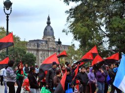 Manifestantes se reunieron frente al hotel donde se encuentra alojado el escritor peruano. EFE  /
