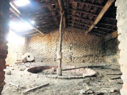 En las tabernas de la Sierra del Tequila, la tahona sigue utilizándose en la producción del vino mezcal. A. CAMACHO  /