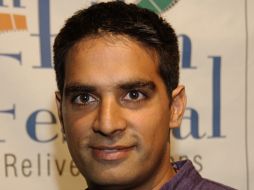 El periodista estadounidense escribió el libro en colaboración con su padre Deepak. ESPECIAL  /