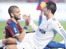 Felices. Dani Alves, de Barcelona, y Cristiano Ronaldo, del Real Madrid, en el juego de ayer. AFP  /