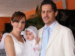 Karina Sofía Flores y Juan Manuel Solórzano con su hija Sofía.  /