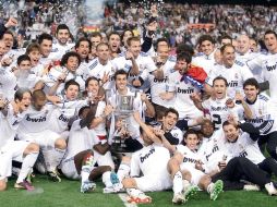 Jugadores del Real Madrid festejan sobre la cancha del Estadio Mestalla la obtención de la Copa del Rey. AP  /