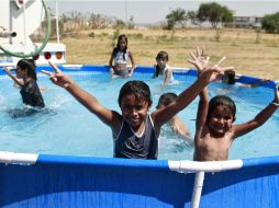 Los niños que viven en los fraccionamientos de Santa Fe y Chulavista disfrutaron del primer día de albercas móviles. E. PACHECO  /