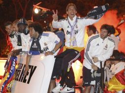 Los jugadores del Real Madrid celebran en Cibeles el triunfo de la Copa Rey. EFE  /