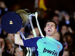Iker Casillas, capitán del Real Madrid, levanta el trofeo de la Copa del Rey, luego de que su equipo se coronó campeón. REUTERS  /