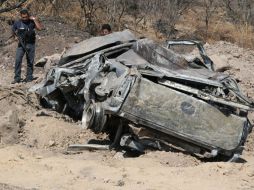 Dentro de la camioneta enterrada, personal del Instituto Jalisciense de Ciencias Forenses localizó restos humanos. O. RUVALCABA  /
