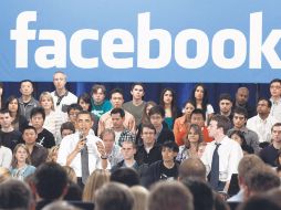 Barack Obama respondió a las preguntas de los empleados, acompañado de su fundador, Mark Zuckerberg (derecha). REUTERS  /