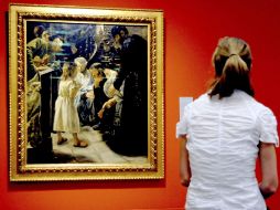 Una mujer observa la pintura Jesús con 12 años de edad en el templo, obra del pintor alemán Max . EFE  /