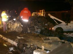 Tras perder el control del vehículo, el conductor chocó con dos camiones. ARCHIVO  /