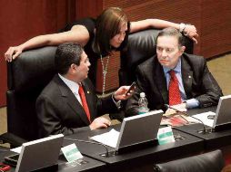 El senador Fernando Castro (der.) dijo que la precipitación del sábado provocó la obstrucción de coladeras del patio. EL UNIVERSAL  /