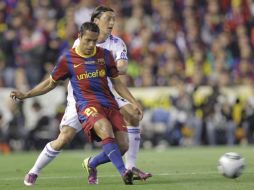 Adriano (al frente) se perderá la parte final de la temporada con su equipo. EFE  /