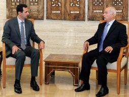 El presidente sirio, Bachar al Asad (izq.), en charla con el nuevo gobernador en la provincia de Homs, Gasal Mustafa Abdelal. EFE  /