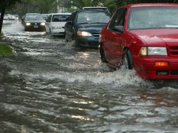 El vocal ejecutivo de la CEA entregó anticipos económicos a las familias afectadas por las inundaciones. ARCHIVO  /