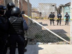 Policías resguardan el sitio donde se hallaron las fosas clandestinas en Durango. REUTERS  /