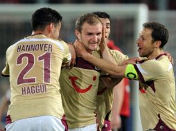 El defensa del Hannover, Konstantin Rausch, es felicitado por sus compañeros tras marcar gol ante Freiburg. AFP  /
