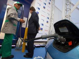 Un auto durante la inauguración de la primera electrolinera de carga rápida de América Latina. EFE  /