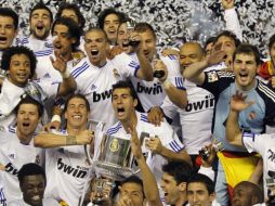 Los jugadores del Real Madrid festejan su reinado en la Copa del Rey. REUTERS  /